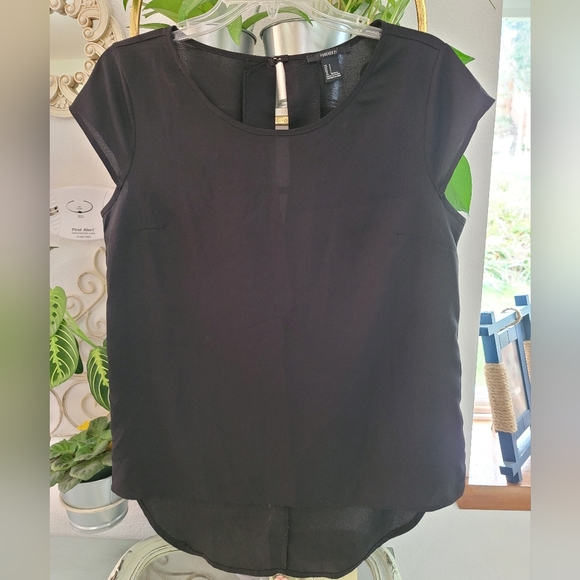 Forever 21 Black Chiffon Sleeveless Top with metal button detail Size Small - Picture 2 of 9